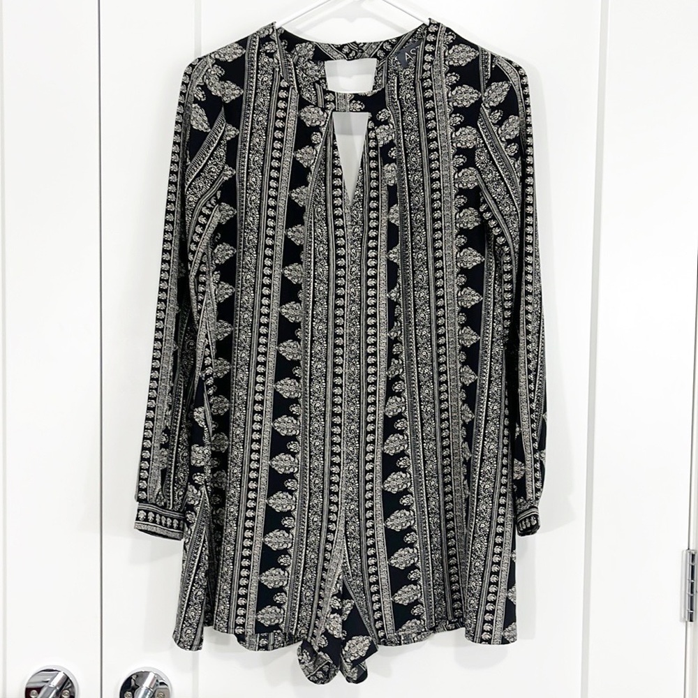 ASTR Long Sleeve Black and White Pattern V-Neck Romper